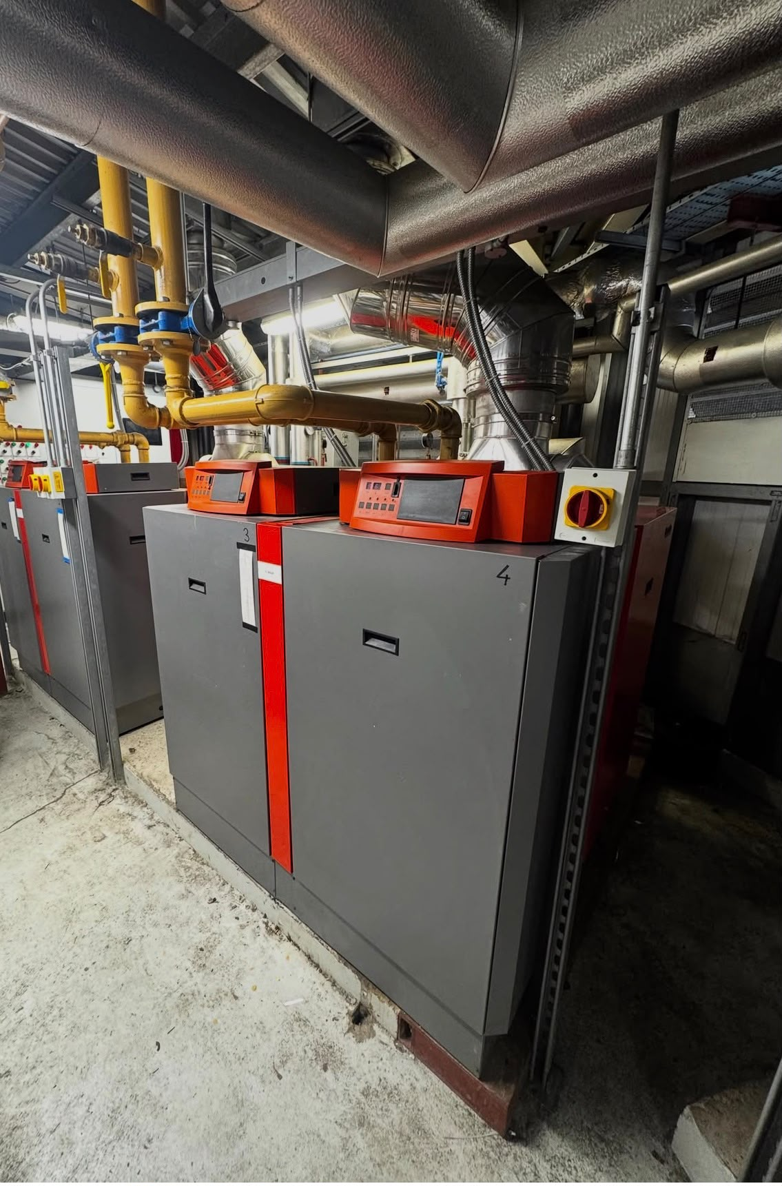 Commercial plant room with cascade boilers, low-loss header and pumps