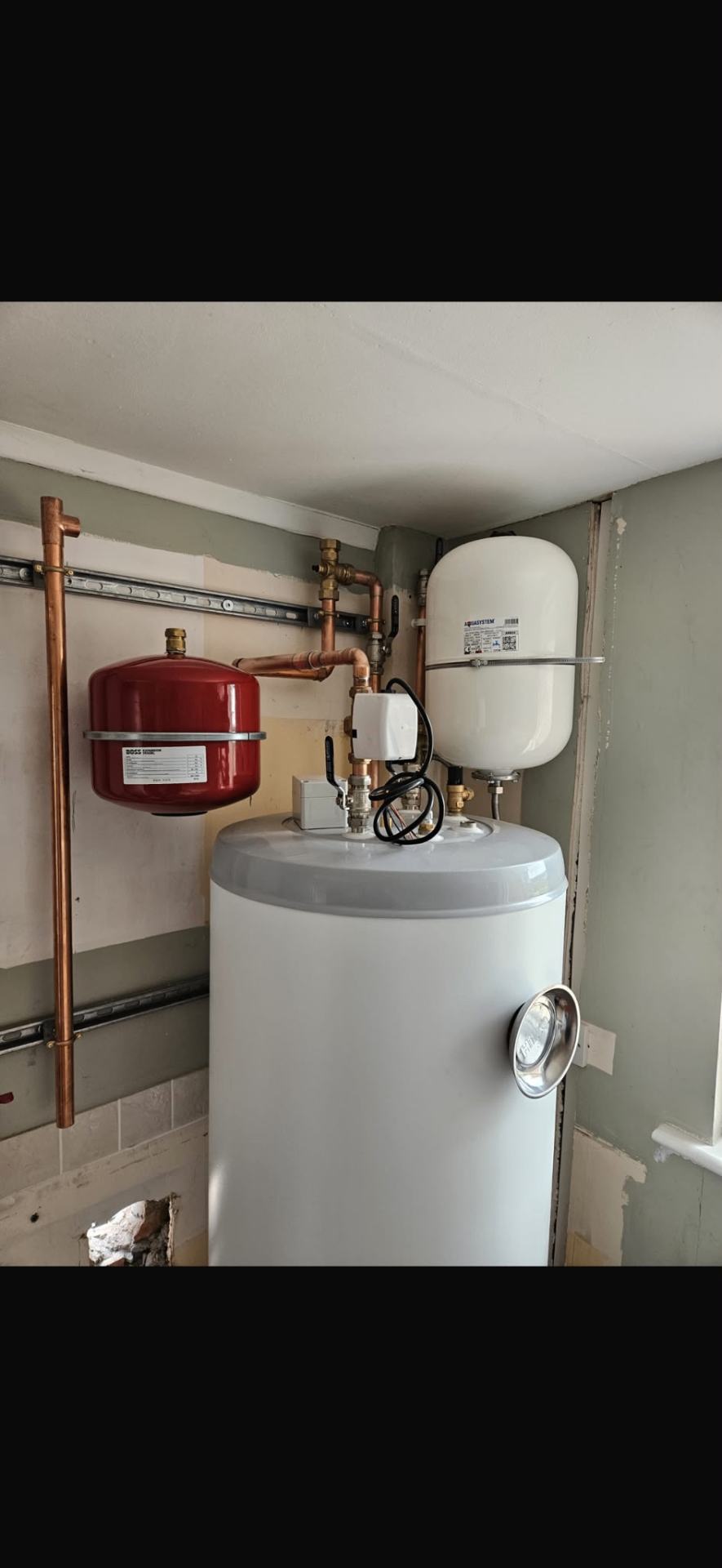 Pressurised hot water cylinder installation with expansion vessels and control components